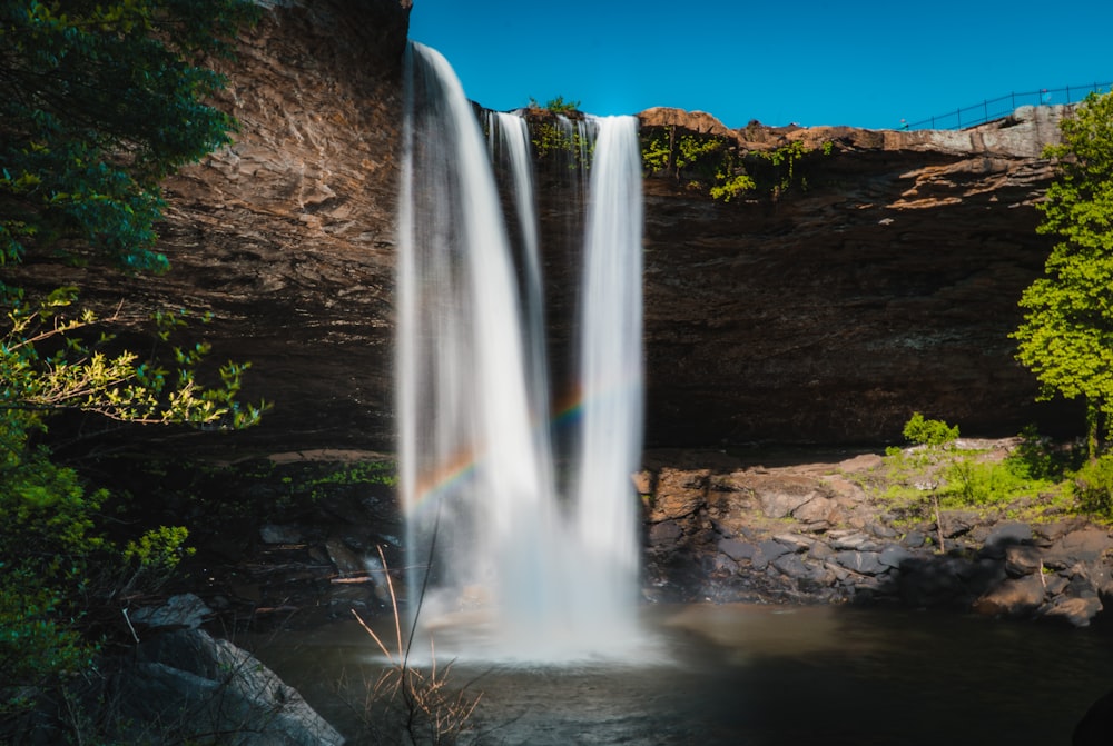 Cascadas bajo el cielo azul durante el día