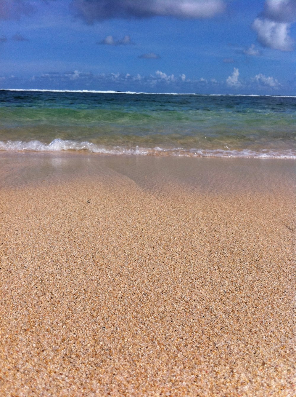 sea waves crashing on shore during daytime