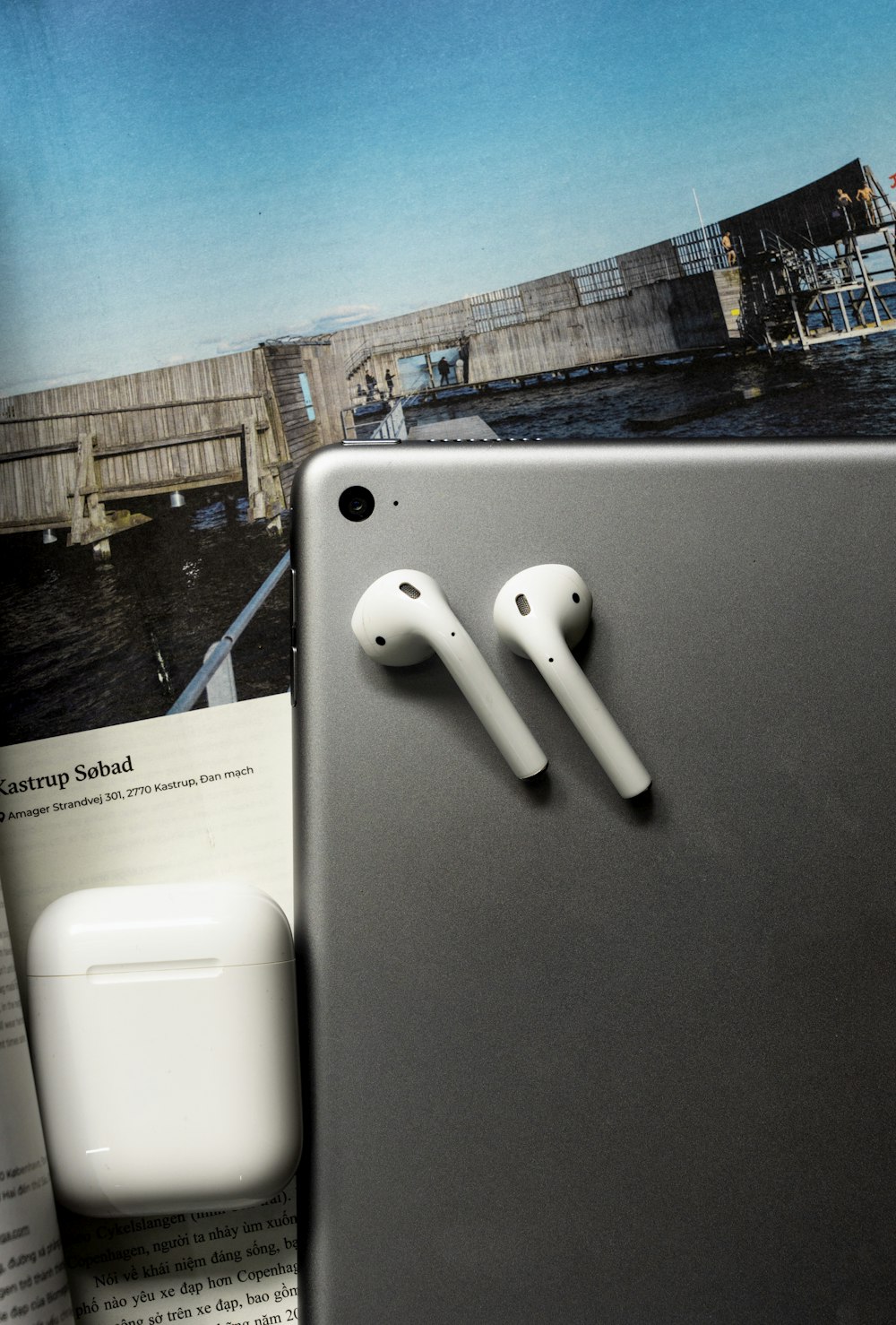 Écouteurs Apple blancs sur ordinateur portable gris