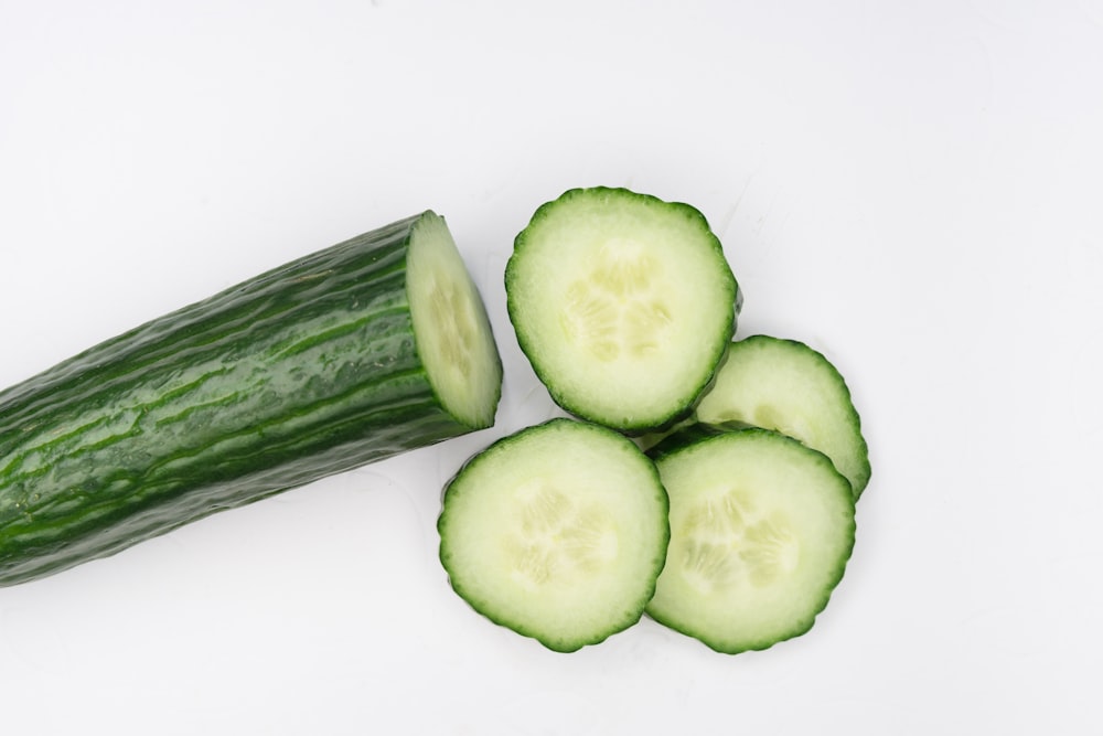 pepino en rodajas sobre superficie blanca