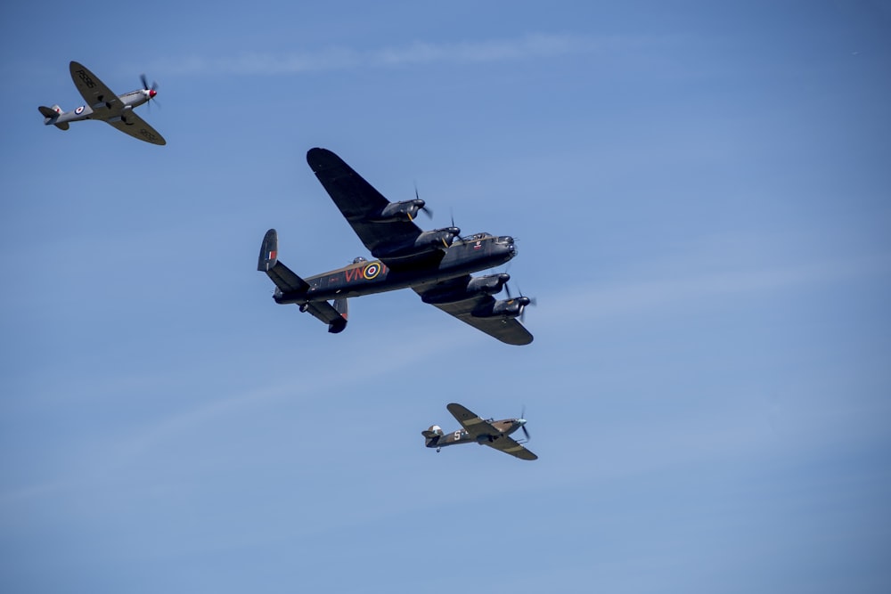 昼間の空中に浮かぶ黒い戦闘機