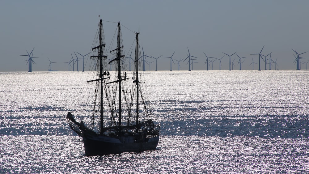 velero negro en el mar durante el día