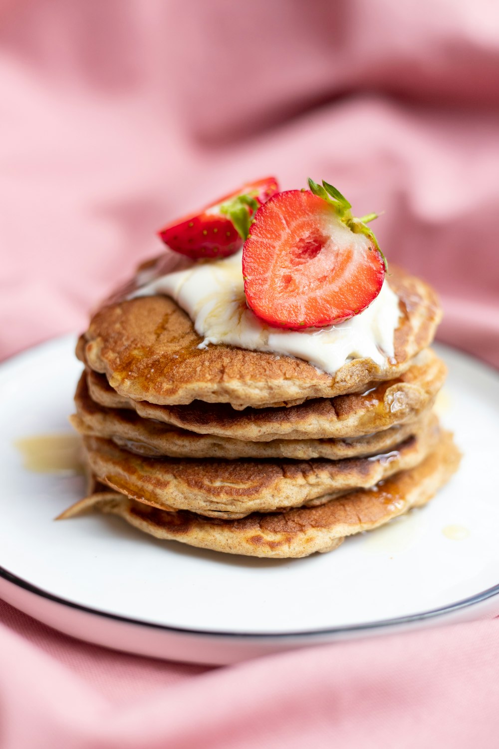 Crêpes à la fraise sur assiette en céramique blanche