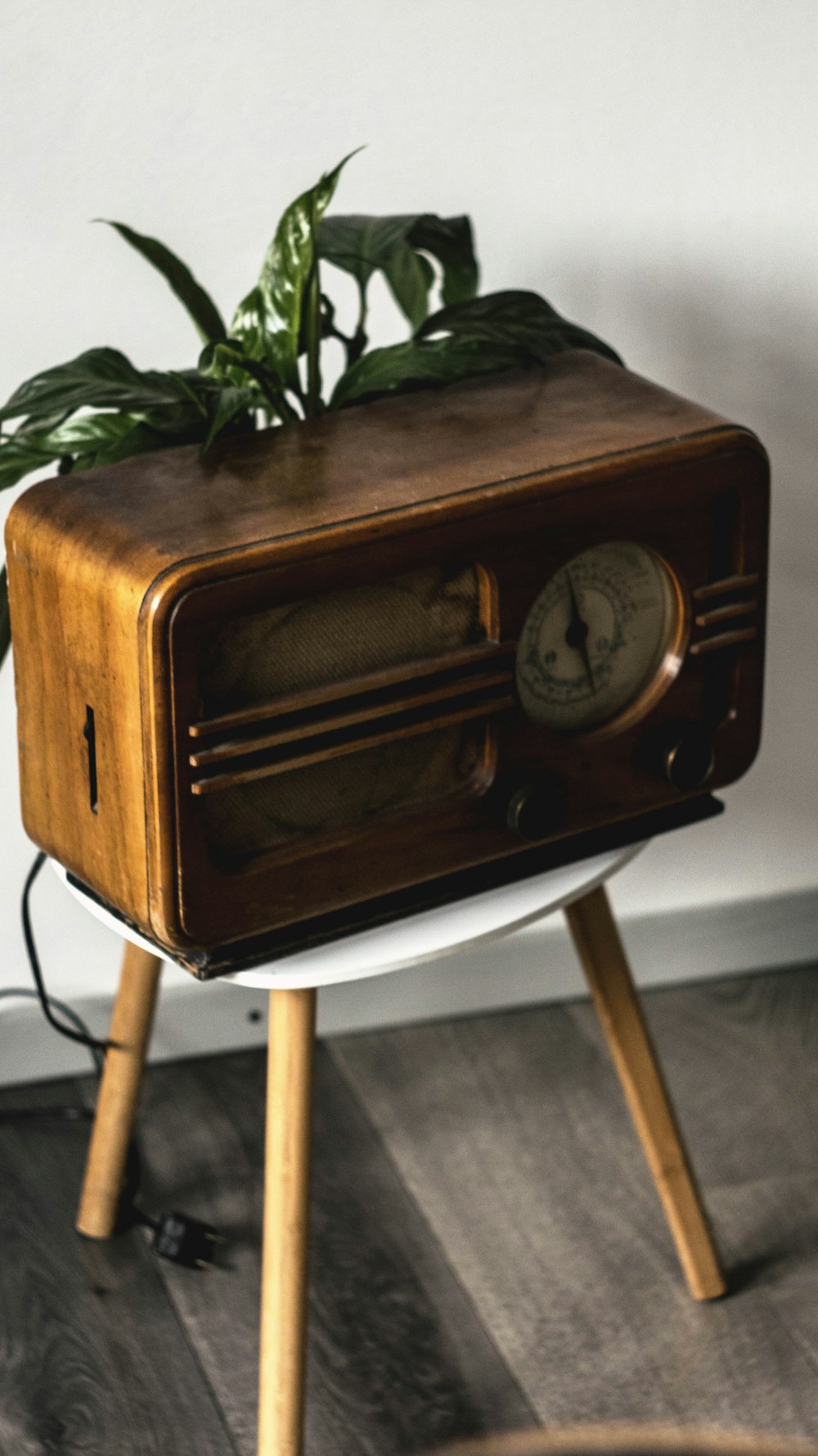 brown wooden analog clock at 10 00