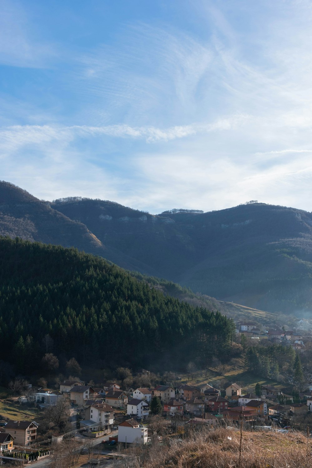 Grüne Berge unter blauem Himmel tagsüber