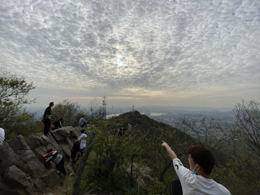 A group of people gathered outdoors, sharing stories under a cloudy sky typical of southern Chile.