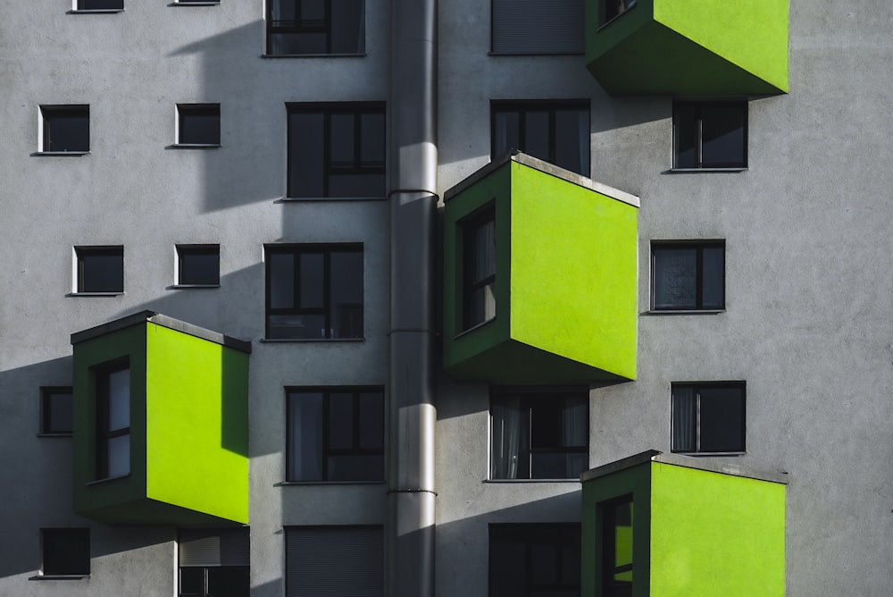 Edificio de hormigón verde y gris