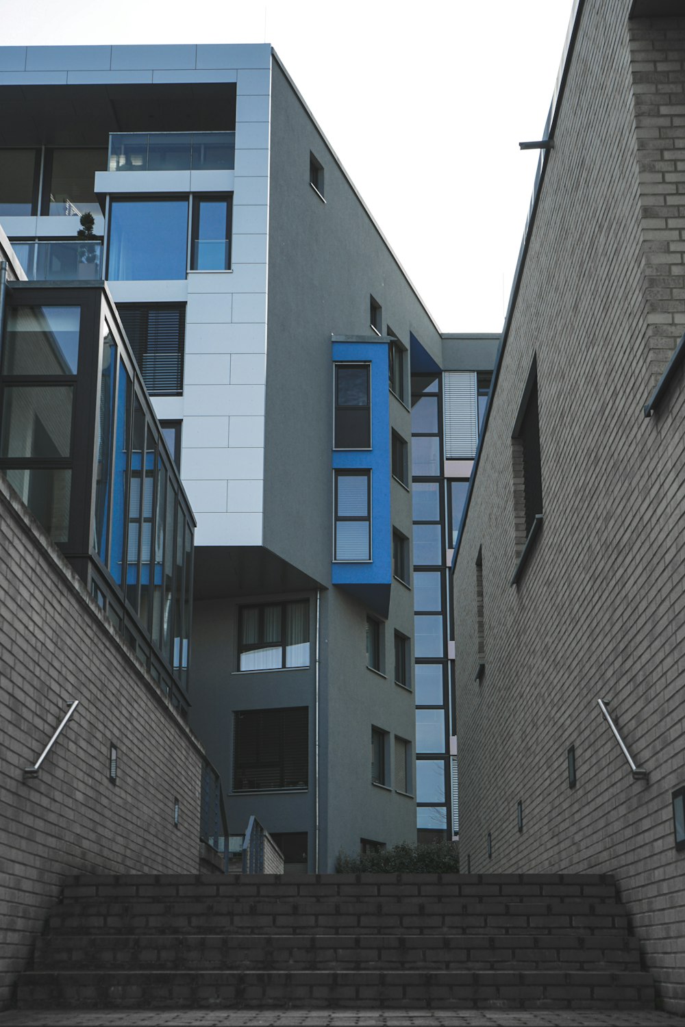 파란색 창문이 있는 회색 콘크리트 건물