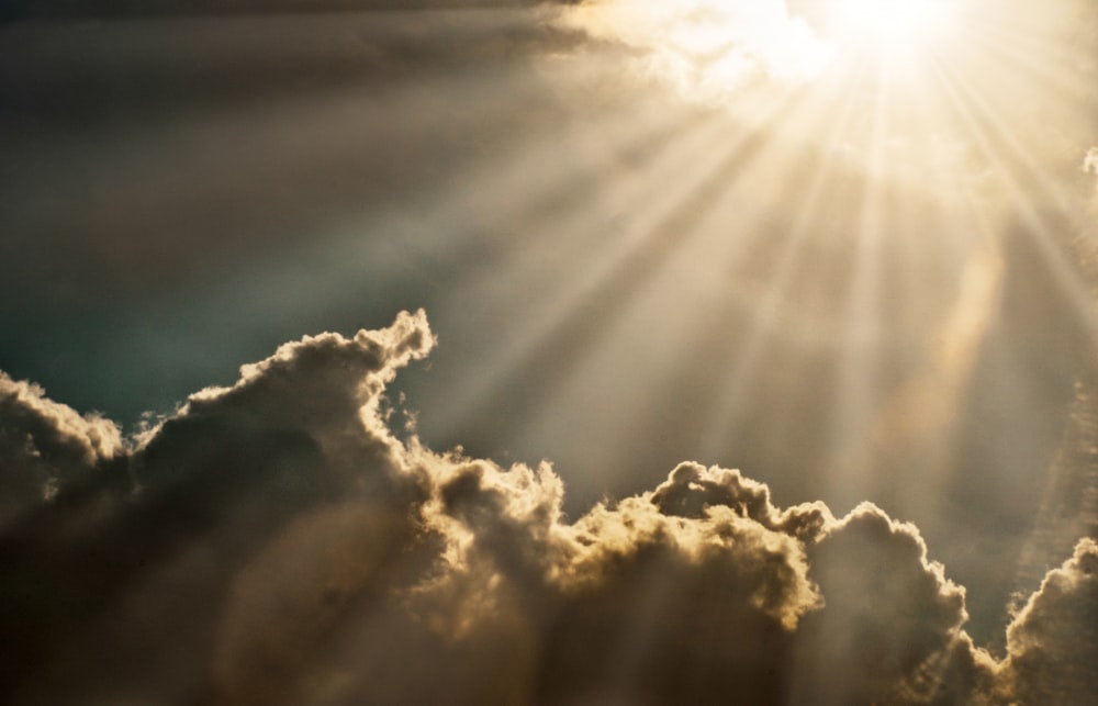 Nubes blancas y cielo azul durante el día