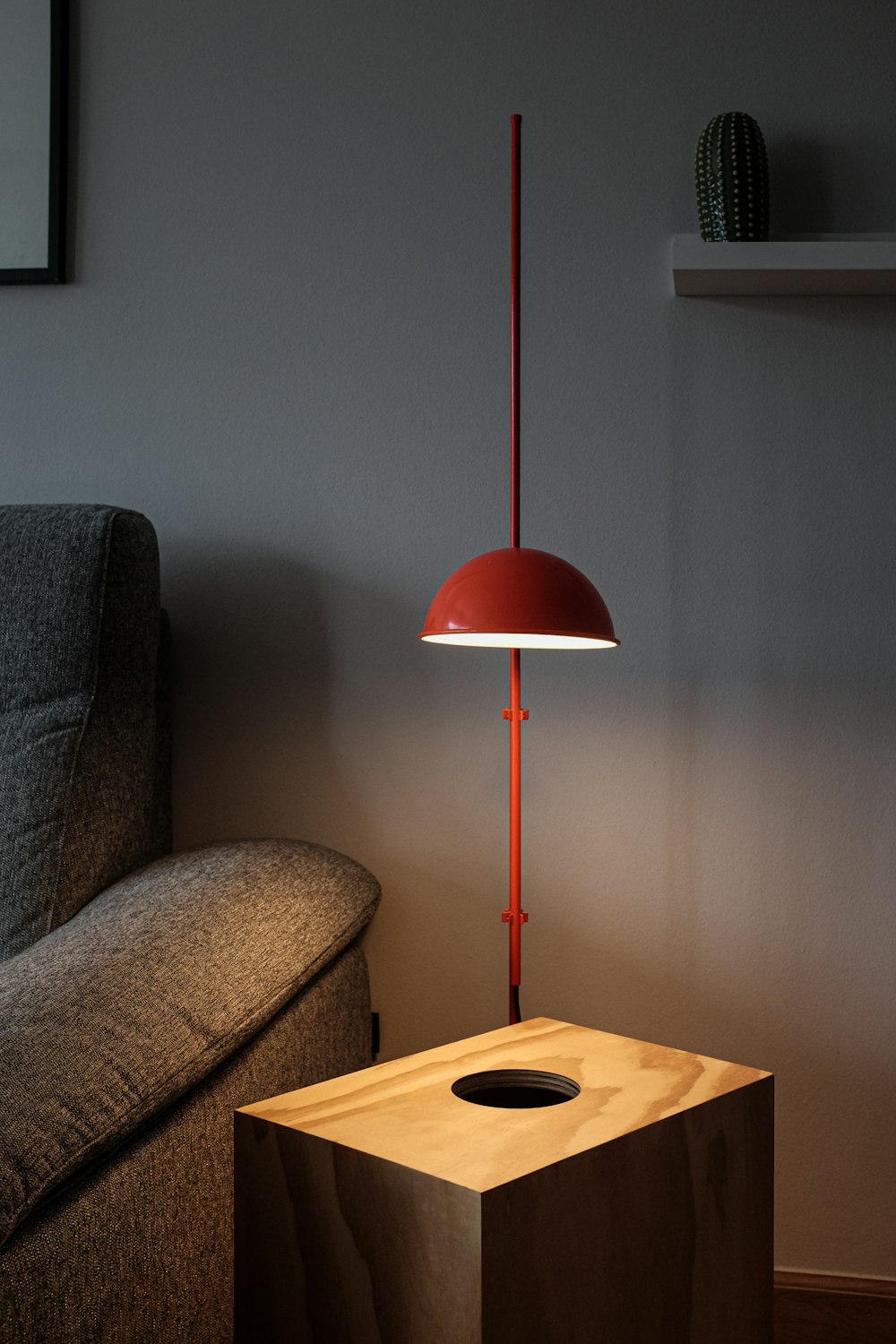 갈색 나무 테이블에 빨간 테이블 램프