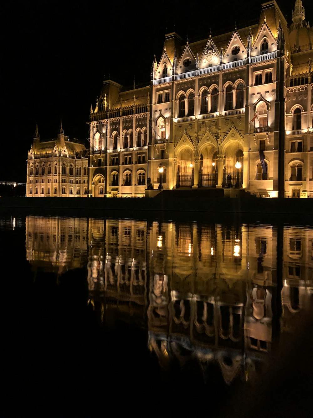 edificio in cemento marrone durante la notte