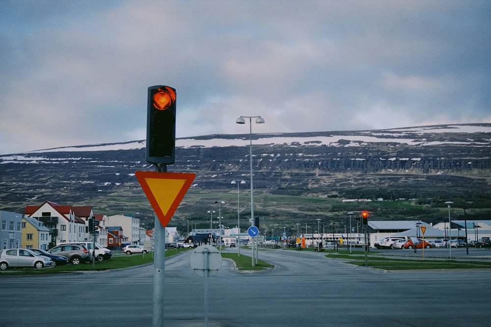 traffic light on orange light during daytime