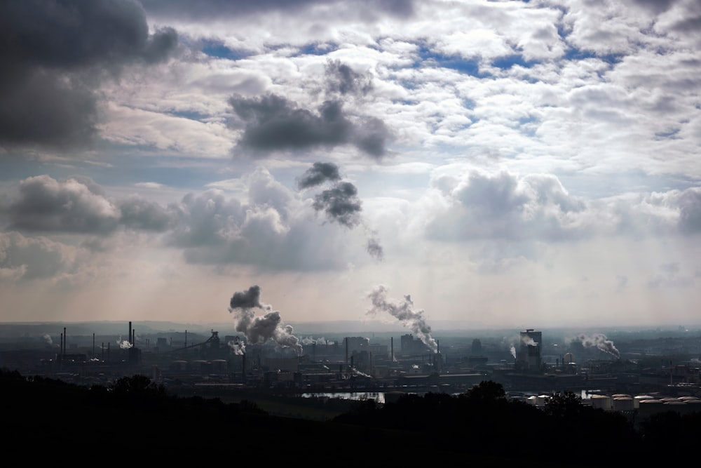 Weiße Wolken über Stadtgebäuden tagsüber