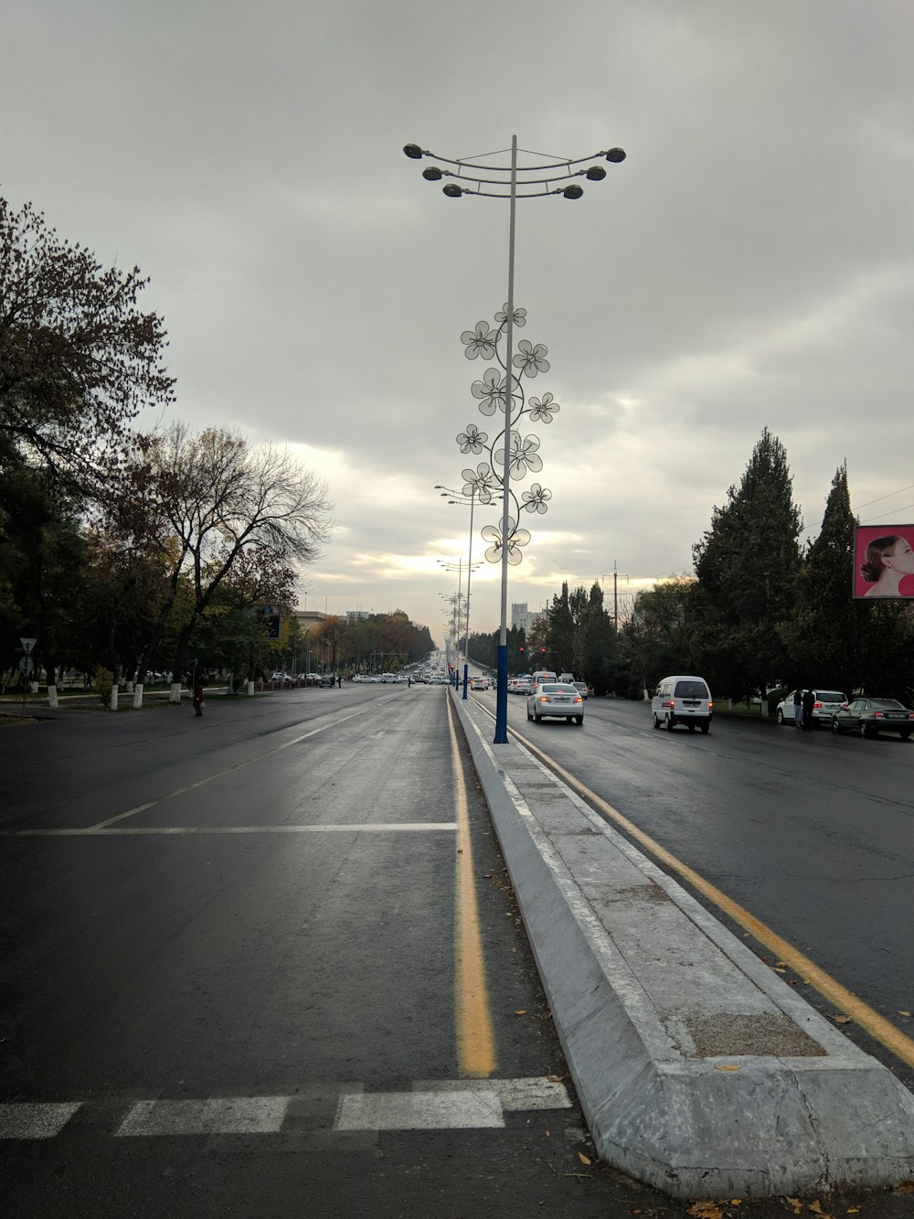 Voitures sur la route pendant la journée