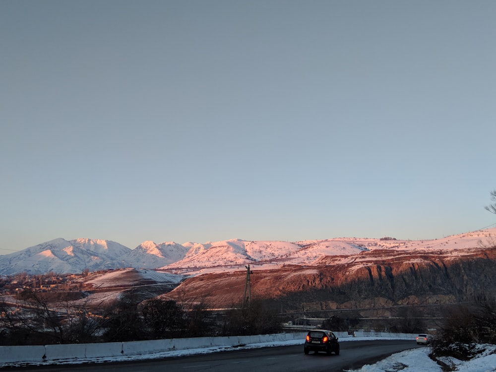 Schwarzes Auto tagsüber auf der Straße in der Nähe der Brown Mountains