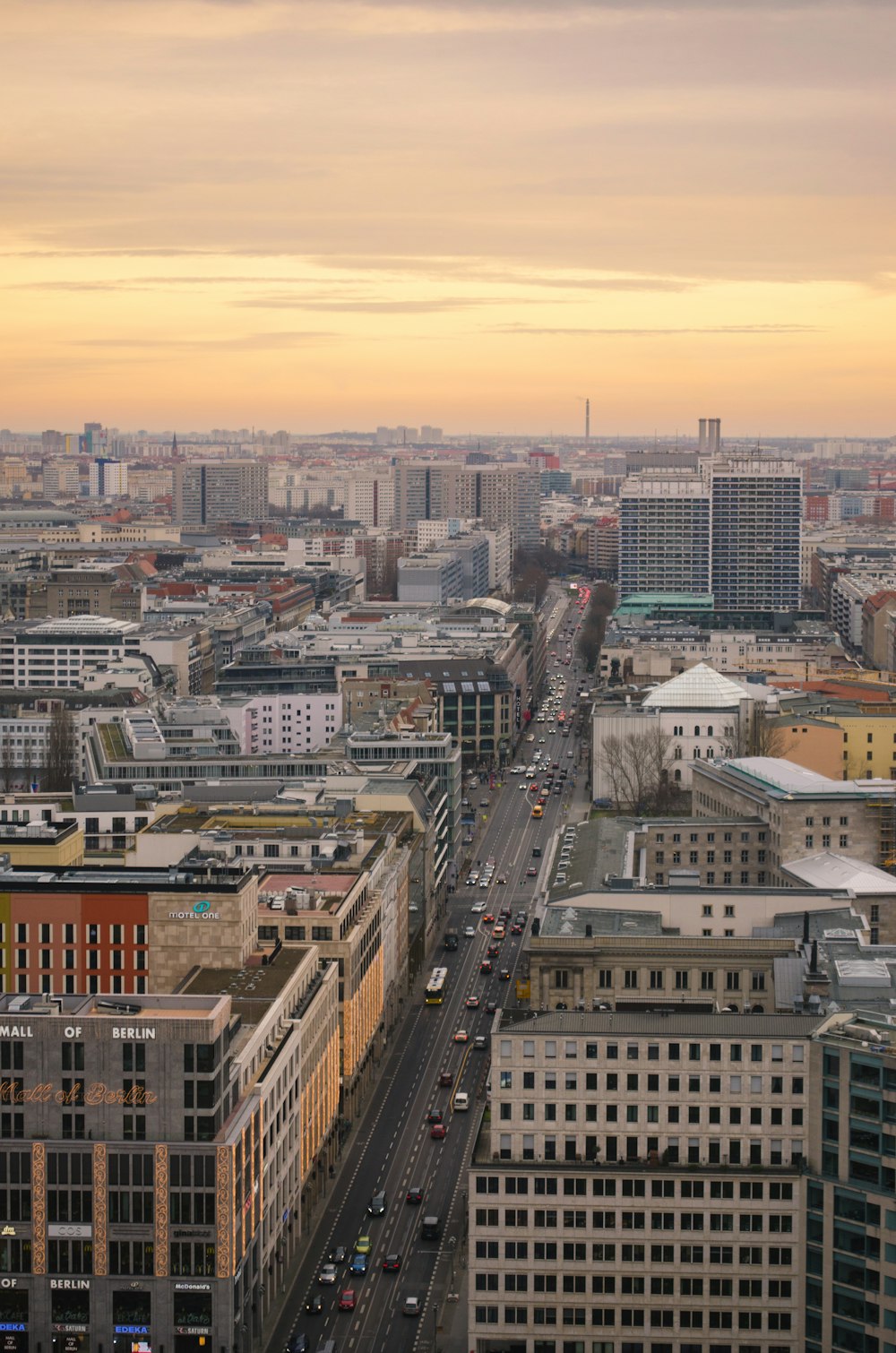 Vista aérea de los edificios de la ciudad durante la puesta del sol