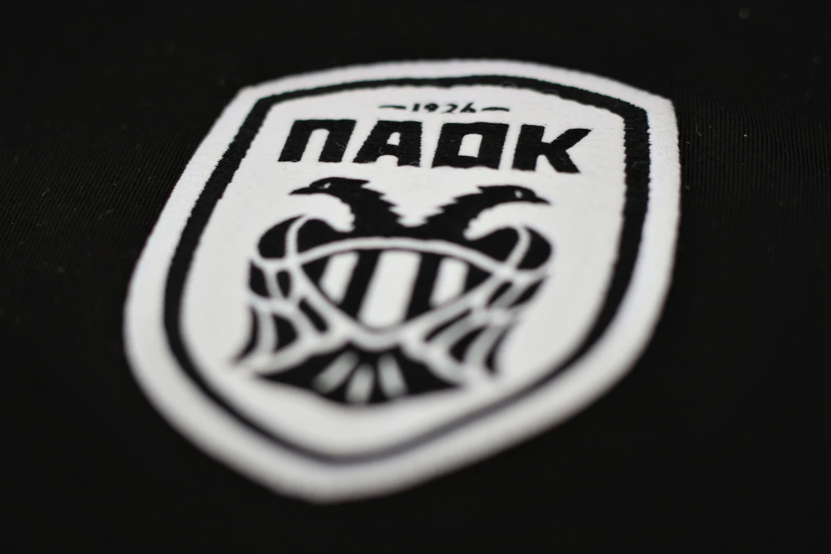 Detail emblem yang dijahit pada pakaian berwarna hitam