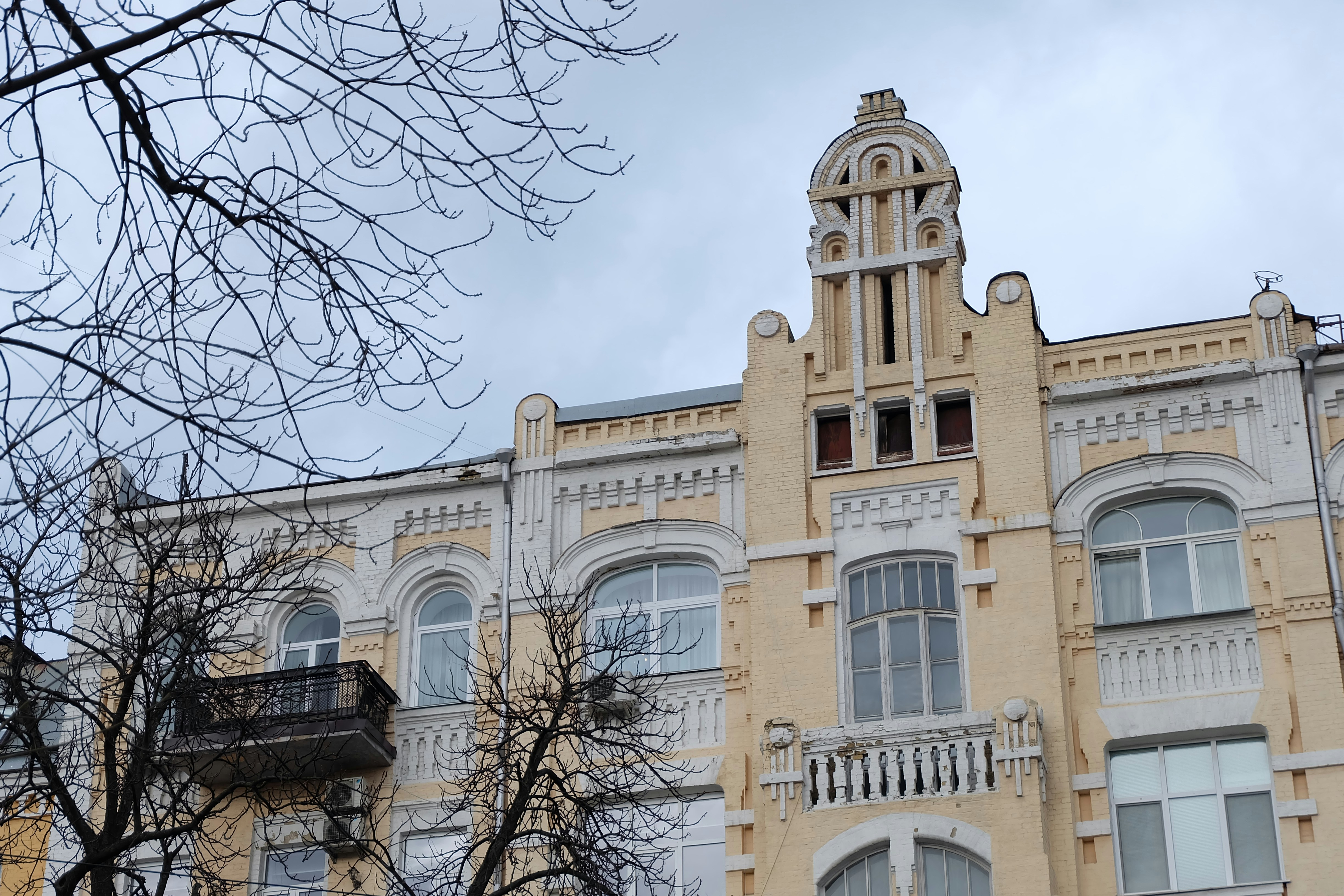 Braunes Betongebäude unter blauem Himmel tagsüber