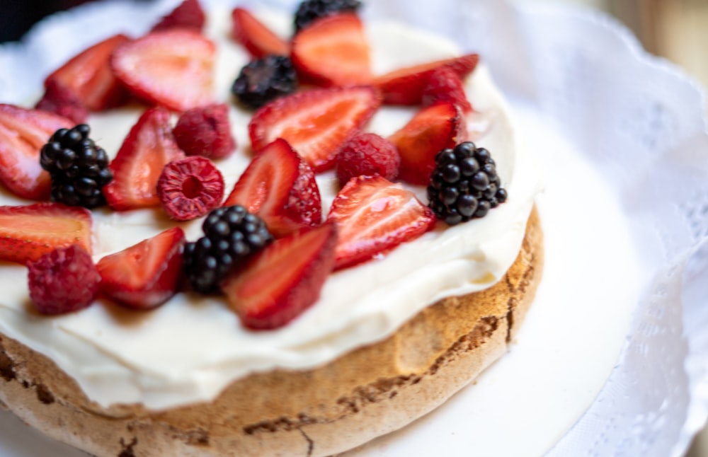 Tarta de fresa en plato de cerámica blanca