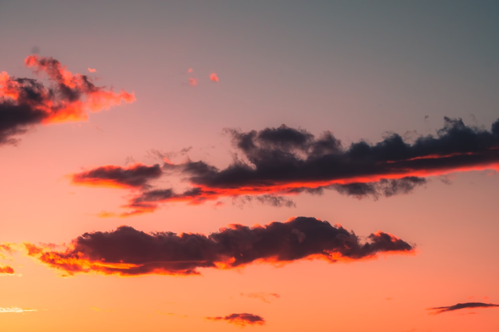 Ciel nuageux orange et bleu au coucher du soleil