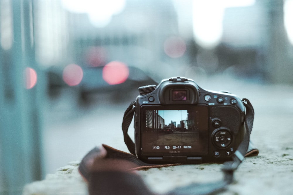 Appareil photo reflex numérique Nikon noir sur sol enneigé