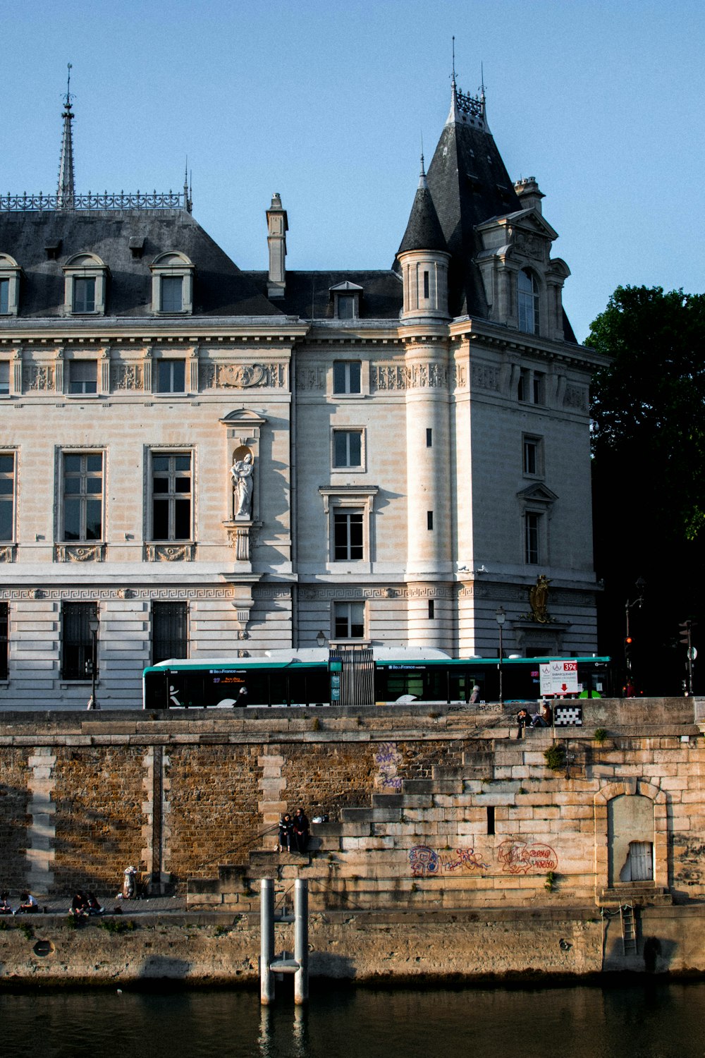 Bâtiment en béton blanc et gris