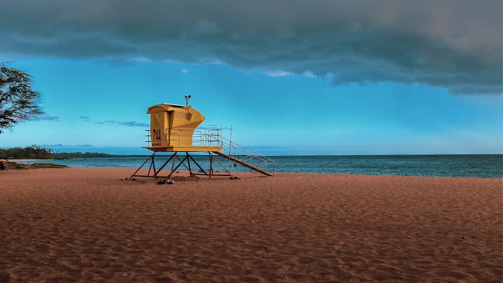 braunes Holzrettungsschwimmerhaus am Strand tagsüber