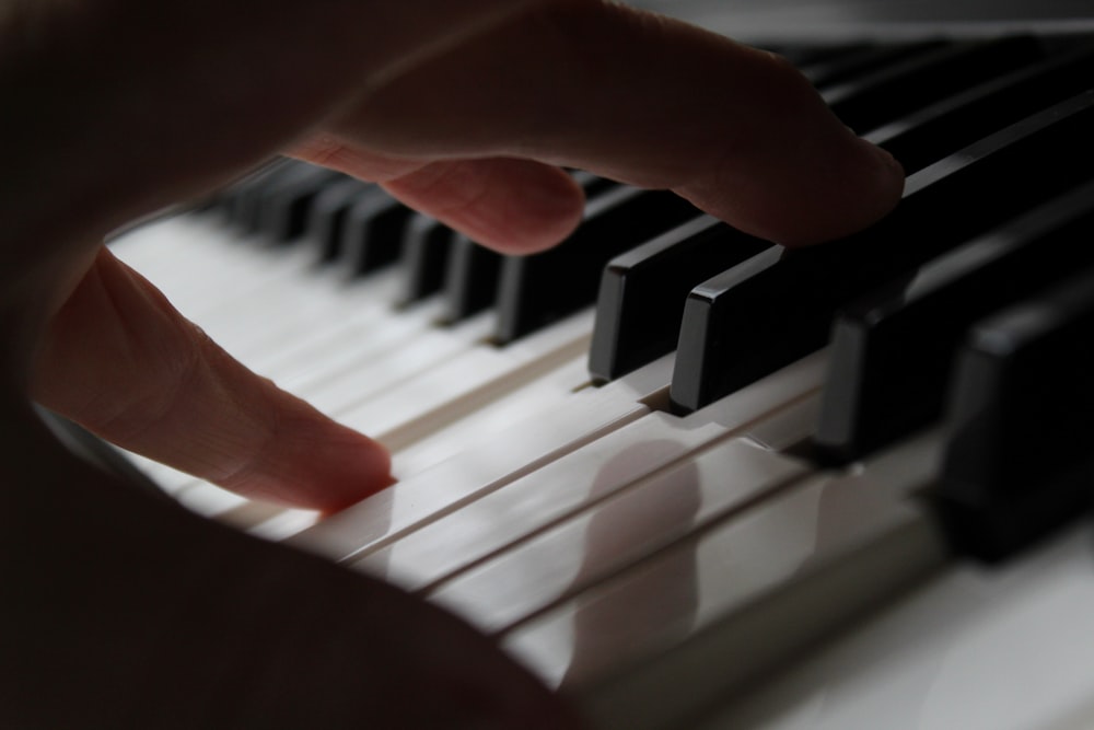 La mano de las personas en las teclas del piano