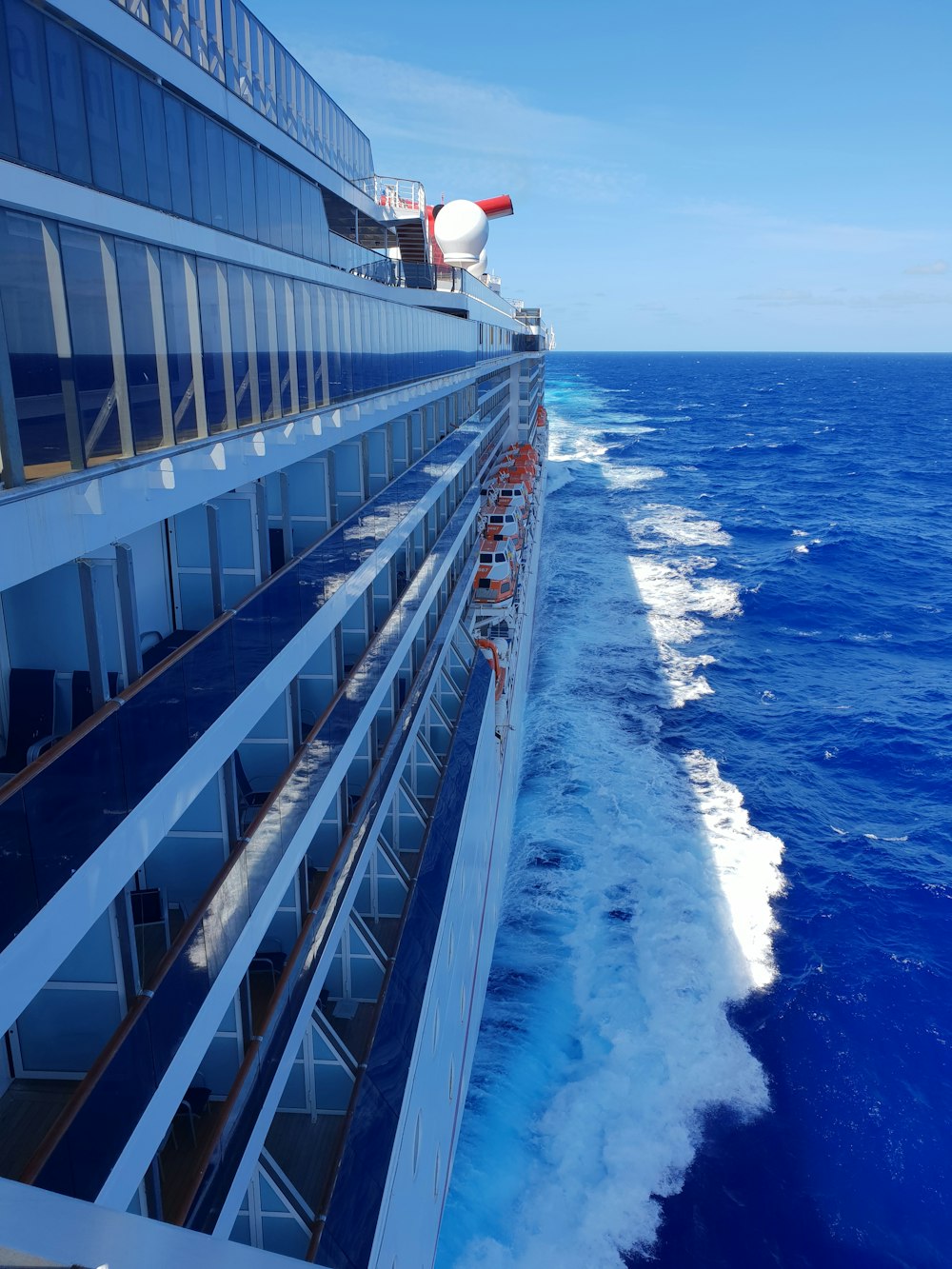 navio branco e azul no mar durante o dia