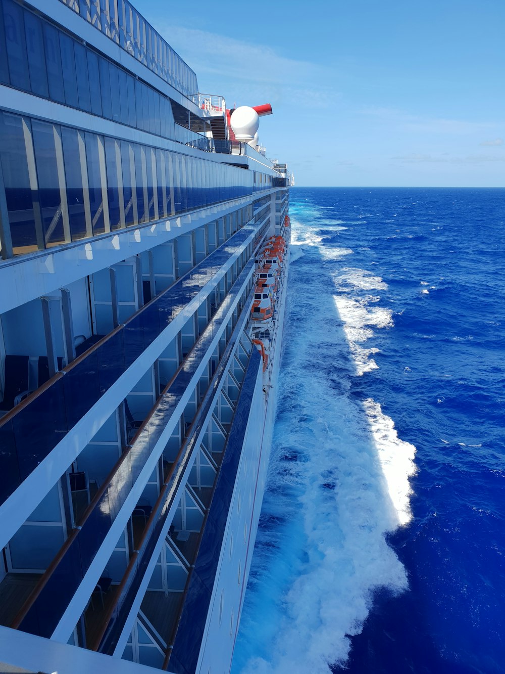 Navire blanc et bleu sur la mer pendant la journée