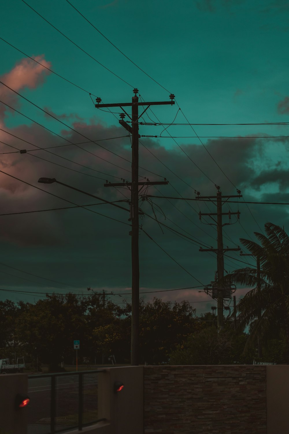 Poste eléctrico marrón bajo el cielo nublado durante el día