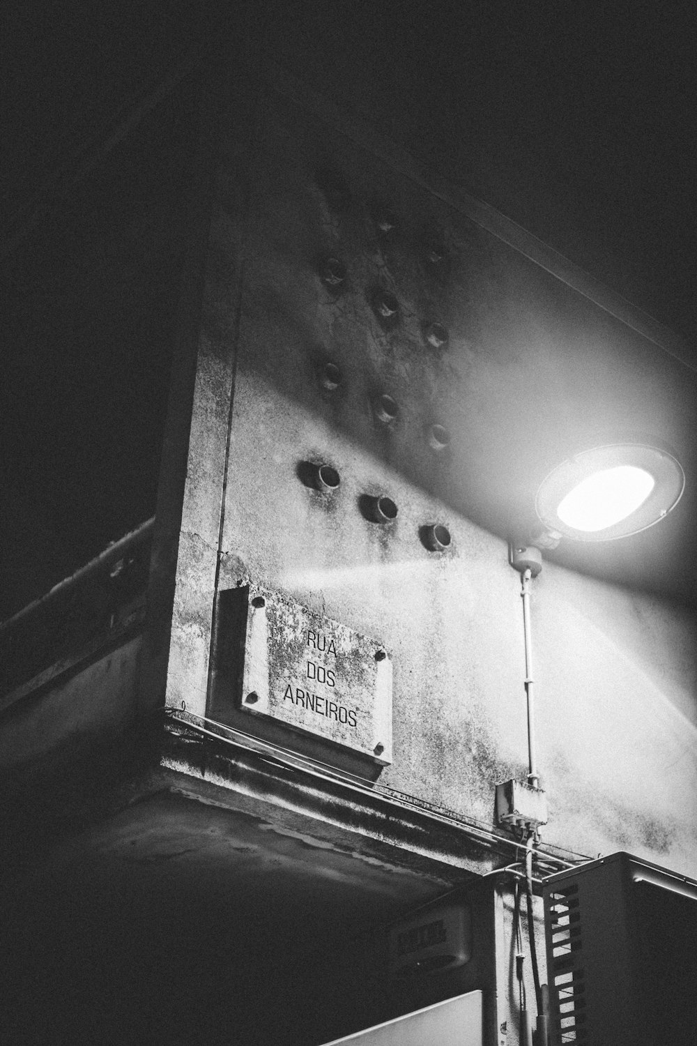 Photo en niveaux de gris d’une ampoule murale