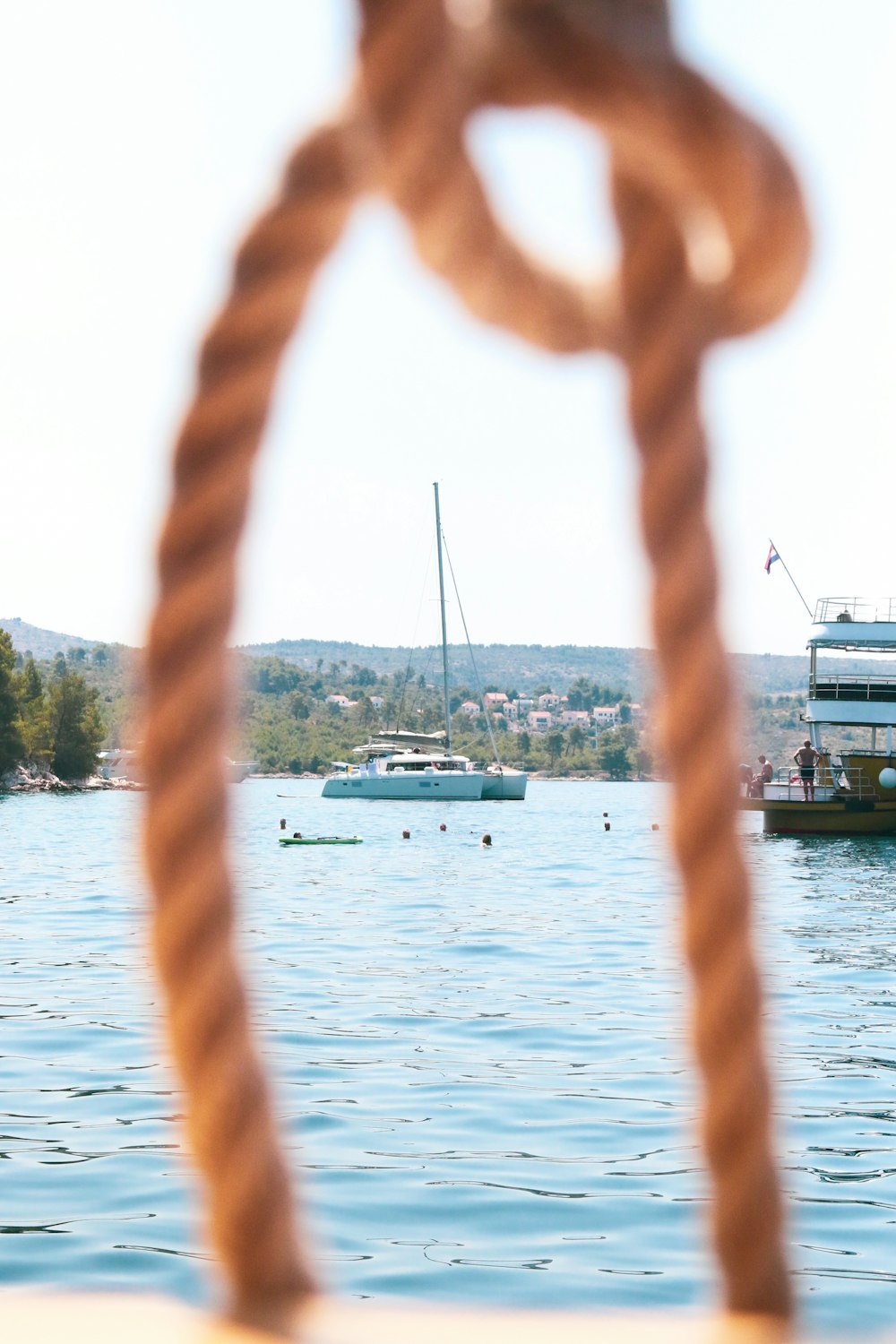 weißes Boot tagsüber auf dem Wasser