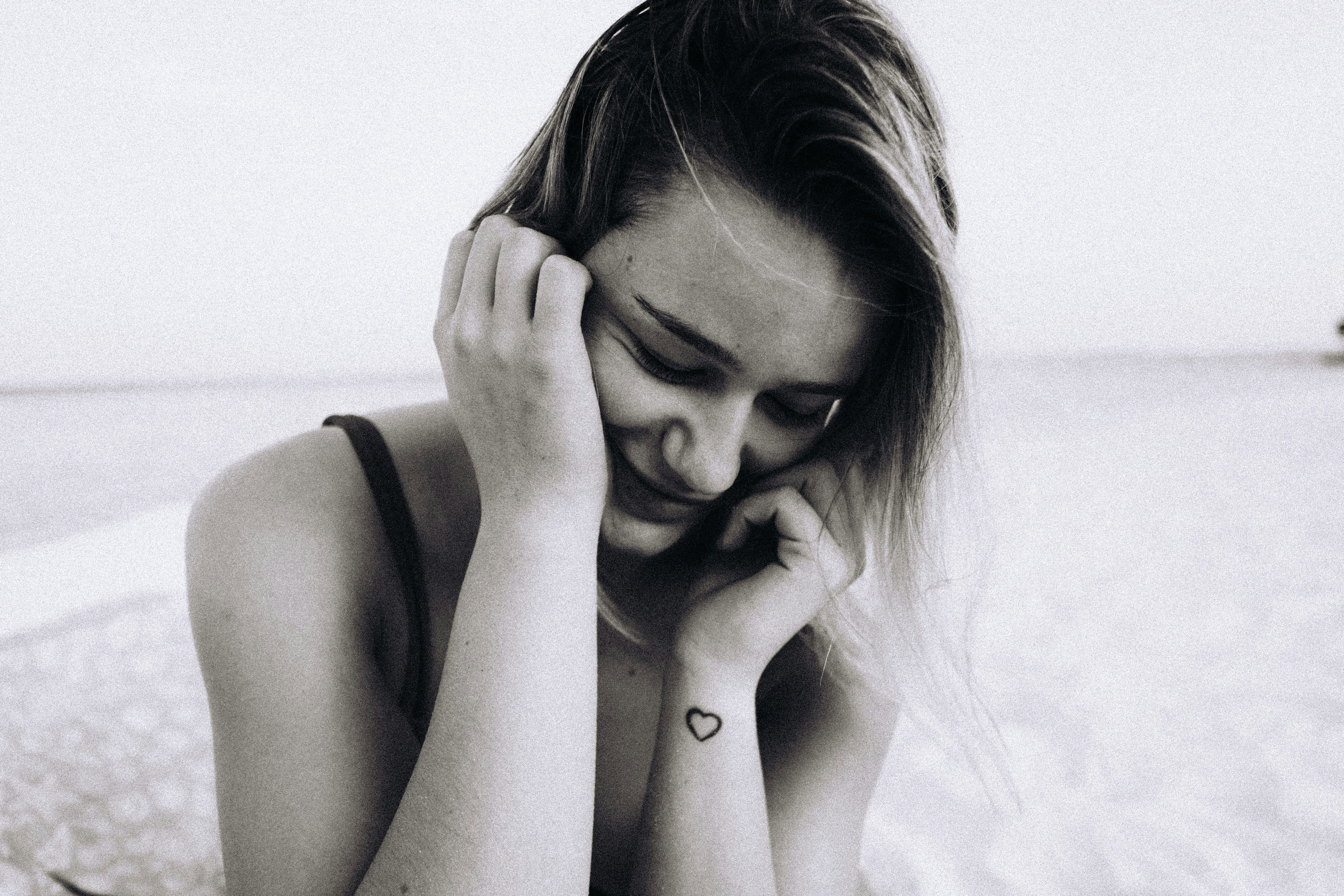 黒いタンクトップの女性