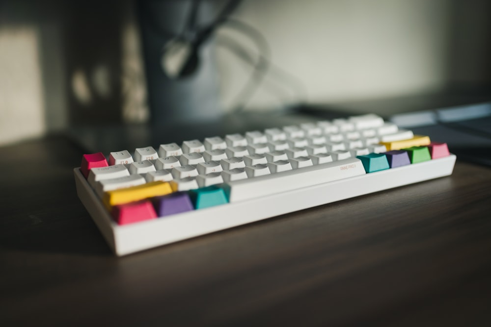 teclado de computadora blanco, rojo y azul