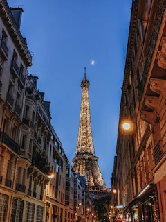 La Torre Eiffel al fondo de las calles de Paris, durante la noche.