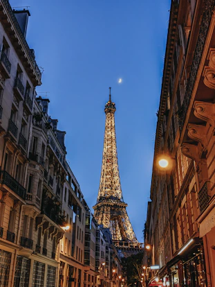 La Torre Eiffel al fondo de las calles de Paris, durante la noche.