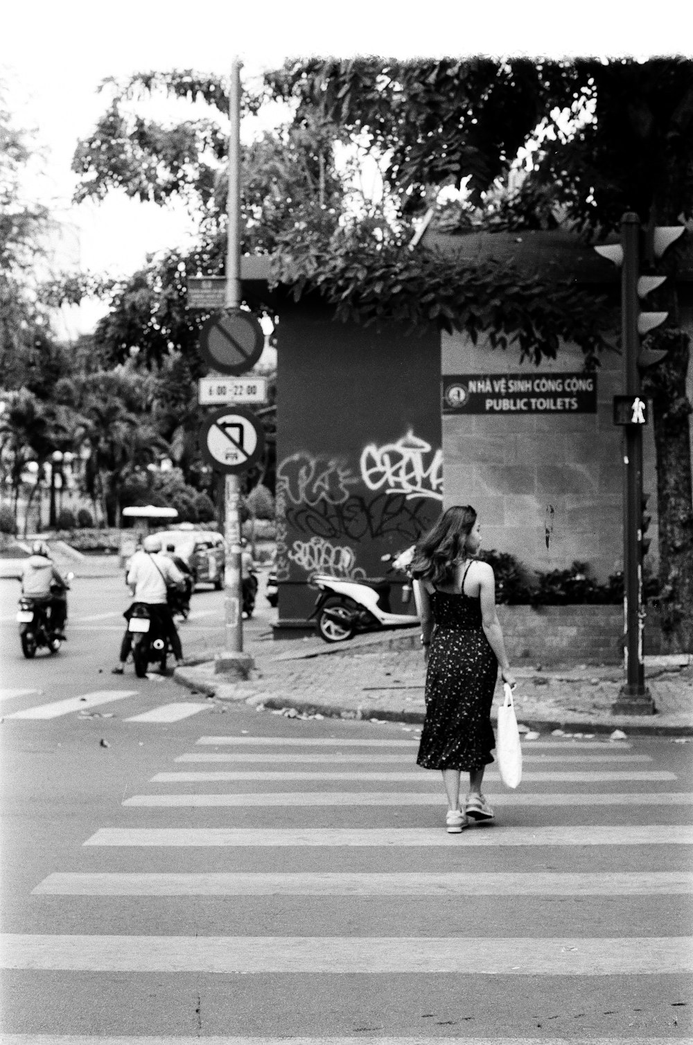 歩行者専用レーンを歩く黒いドレスを着た女性のグレースケール写真の写真 Unsplashで見つけるホーチミン市の無料写真