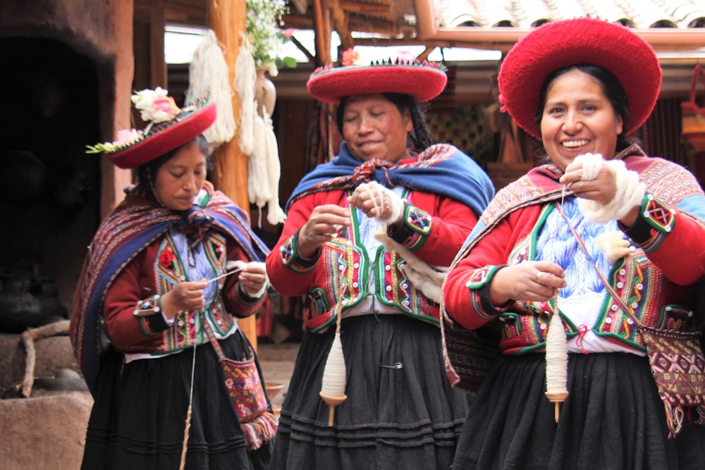 Mujer con vestido azul y rojo con sombrero rojo y blanco