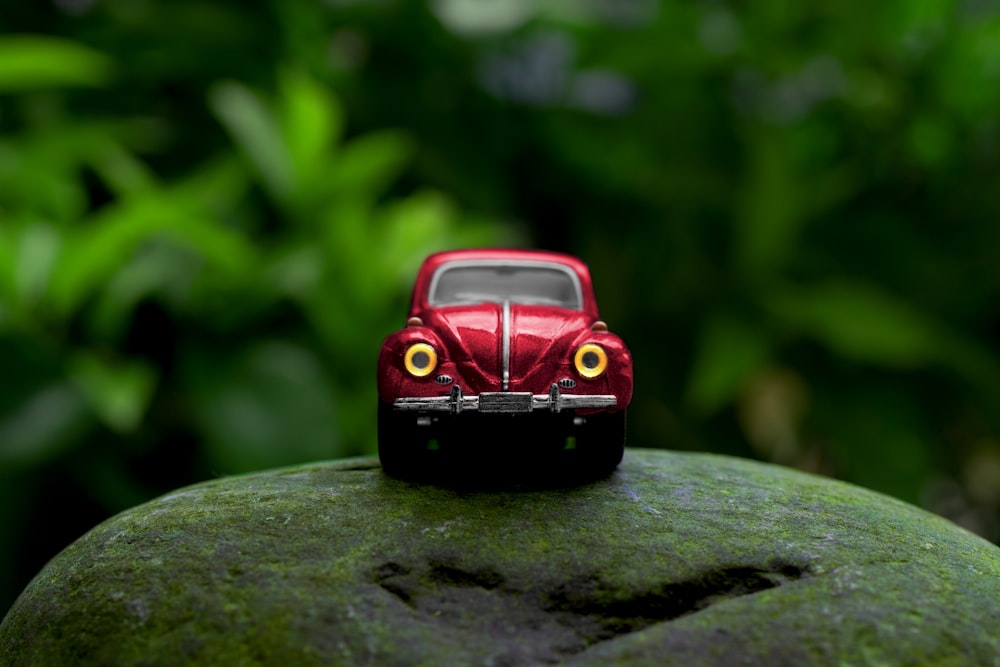 Maqueta a escala del Volkswagen Beetle rojo