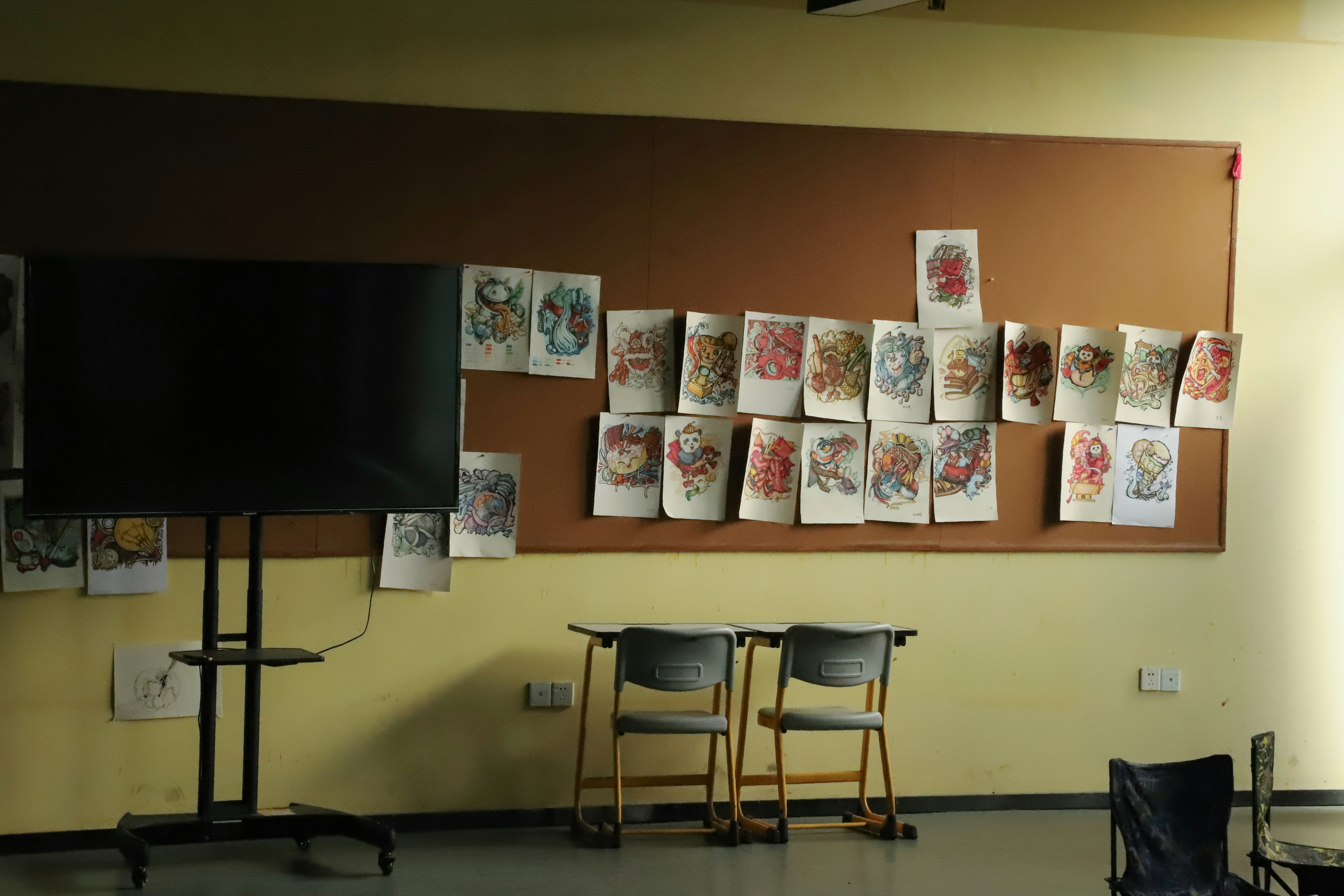 TV nera a schermo piatto spenta