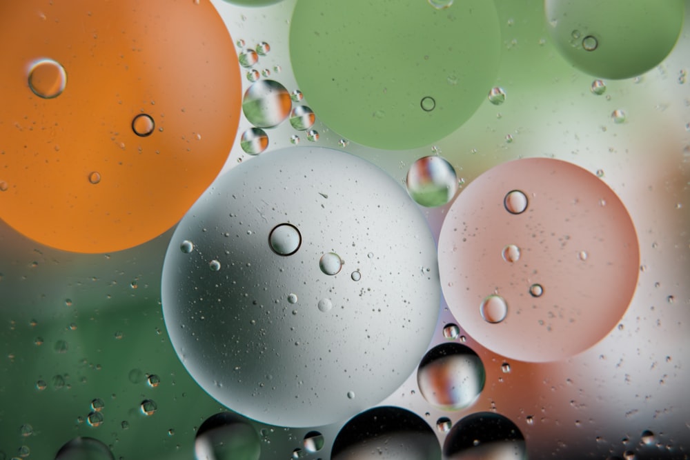 gouttelettes d’eau sur la surface du verre