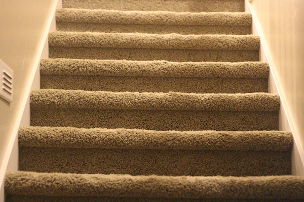Alfombra de escaleras después de la limpieza de alfombras en Chalco