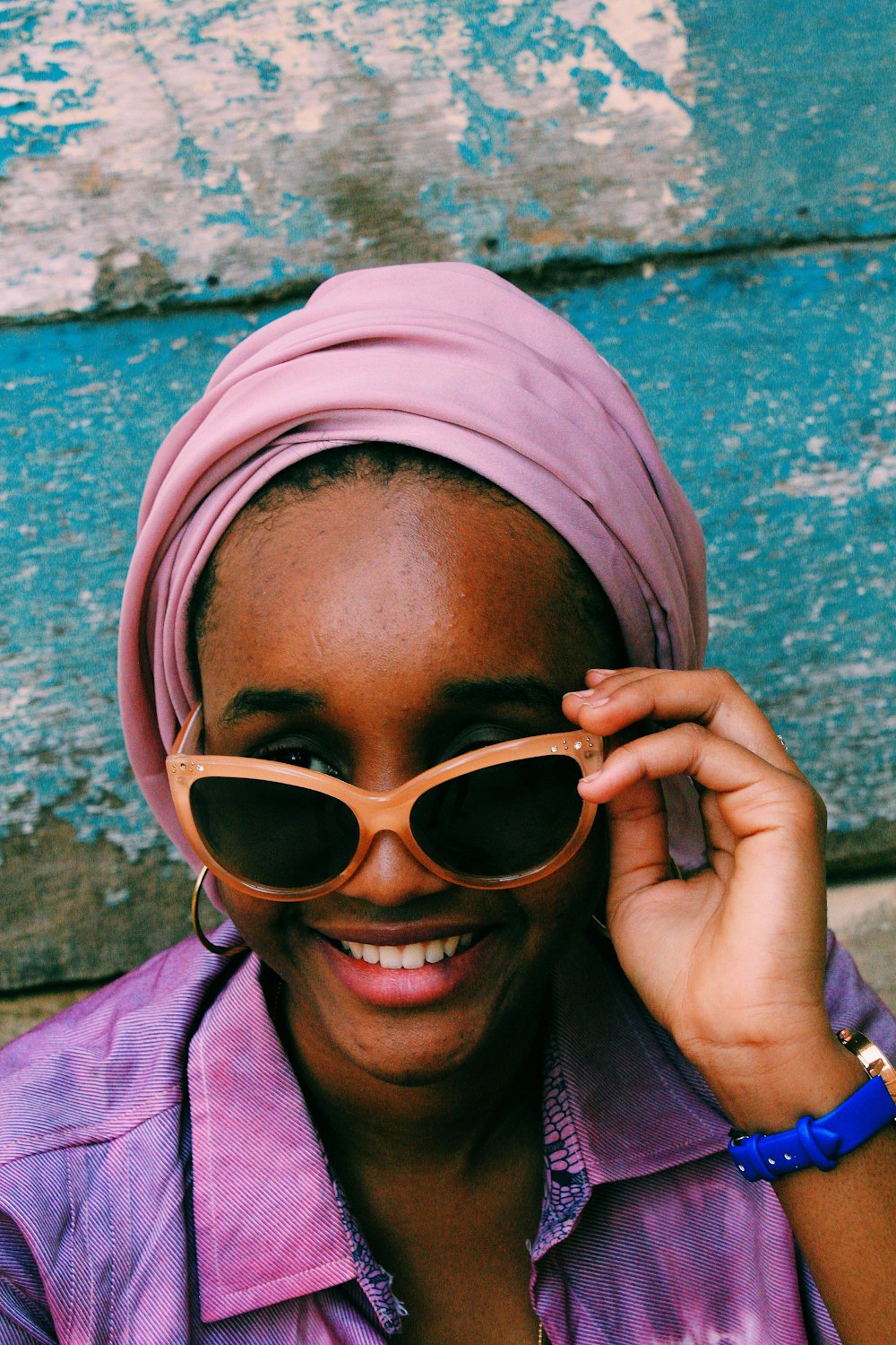 Femme en hijab blanc et lunettes de soleil marron