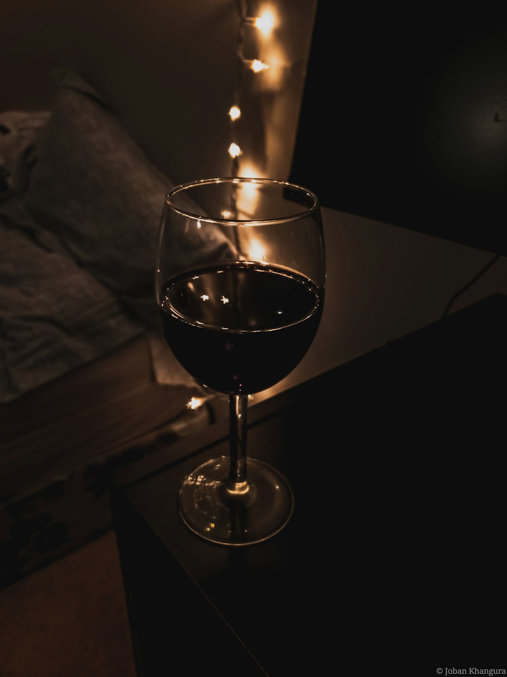 klares Weinglas mit Rotwein