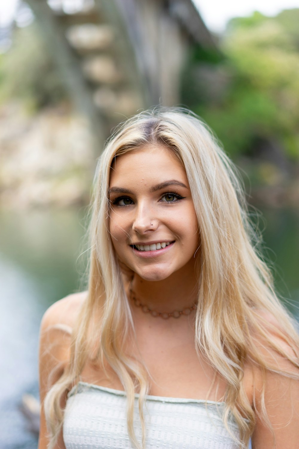 Mujer sonriente en collar de oro