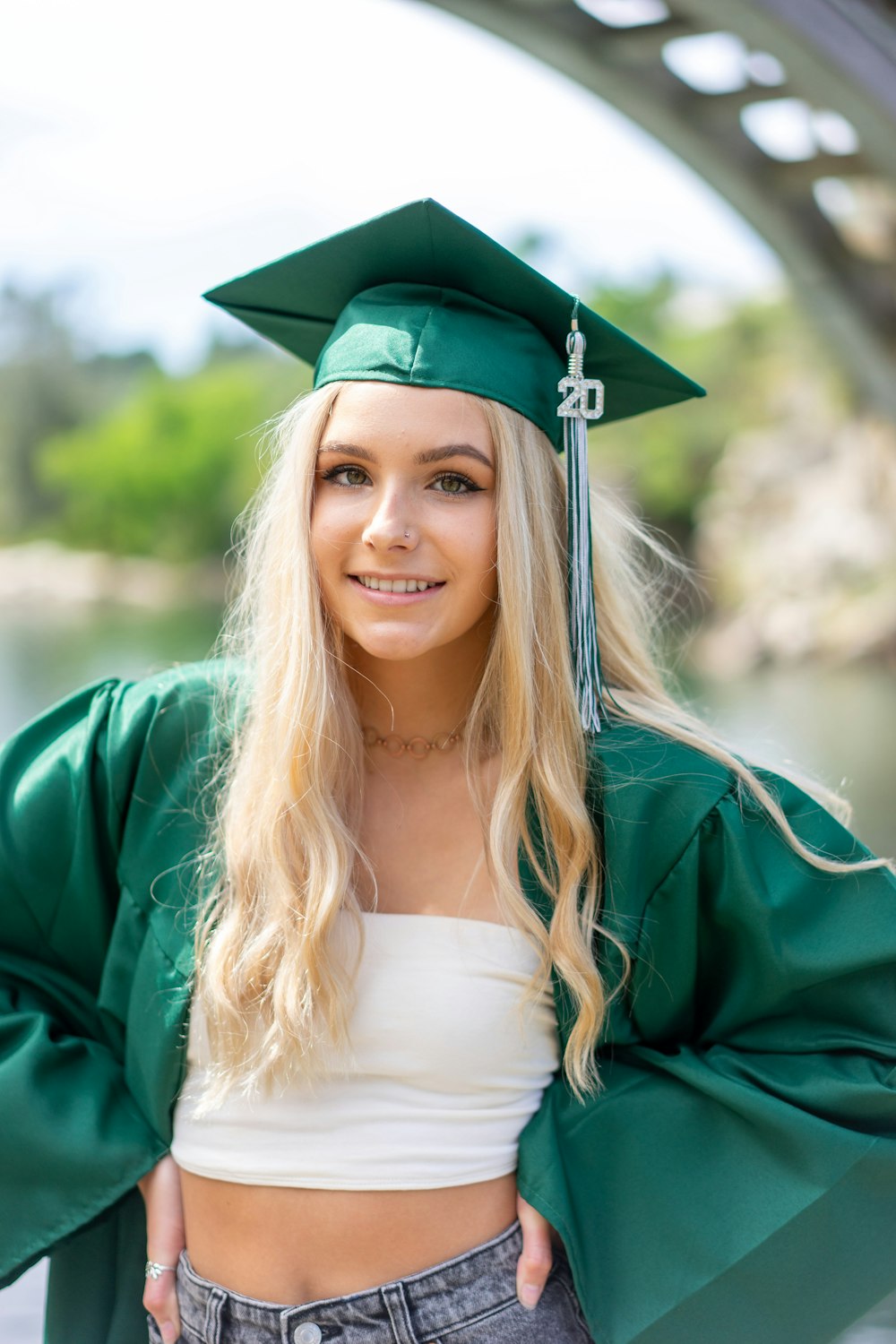 femme en robe académique verte