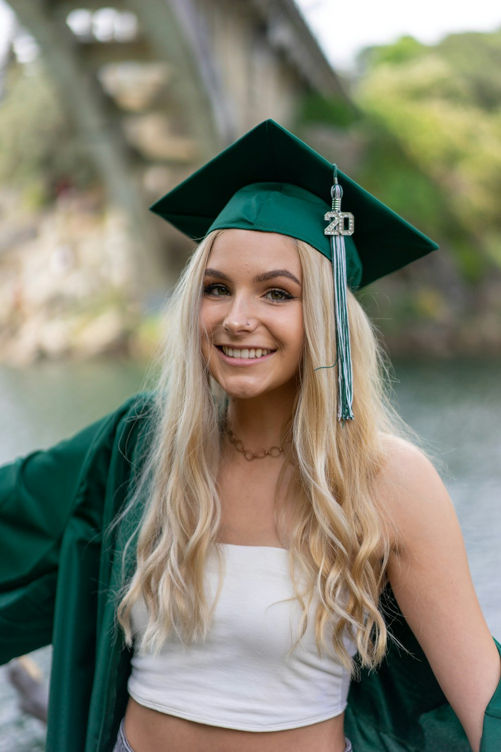 femme en robe académique verte