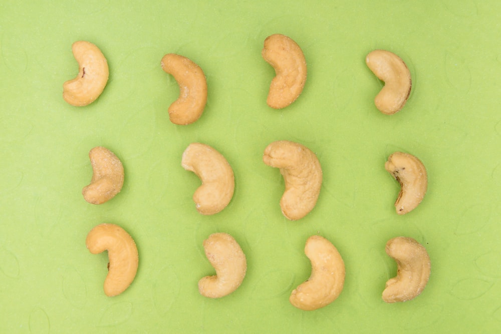 galletas marrones sobre superficie verde