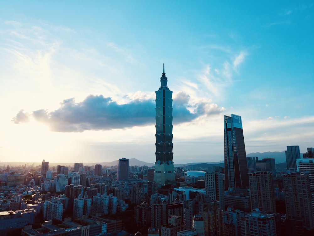 Horizon de la ville sous le ciel bleu pendant la journée